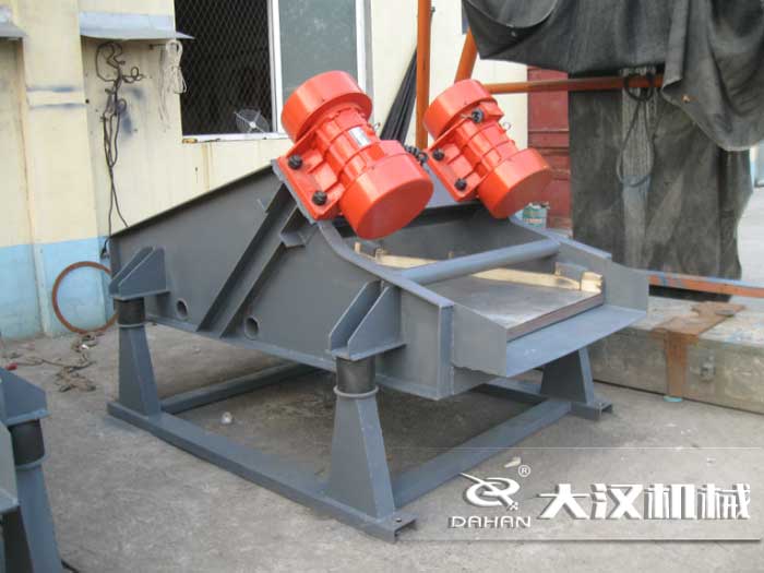 礦用振動(dòng)篩采用優(yōu)質(zhì)的錳鋼材質(zhì)，主要特點(diǎn)就耐磨性強(qiáng)，對(duì)于礦用振動(dòng)篩來說其，耐磨性是非常重要的。