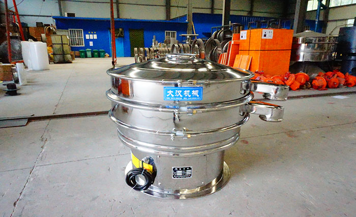 全不銹鋼振動(dòng)篩采用304不銹鋼材質(zhì)，利用不銹鋼材質(zhì)的耐氧化，防腐蝕的特點(diǎn)，實(shí)現(xiàn)物料的篩分目的。